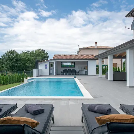 Villa Aaron