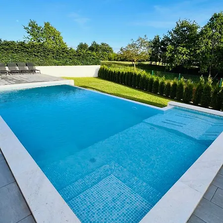 Villa Aaron