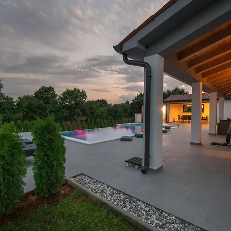 Villa Aaron